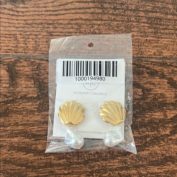 Vici Accessory Concierge Joyice Gold Shell Faux Pearl Drop Earrings NWT - Picture 3 of 7